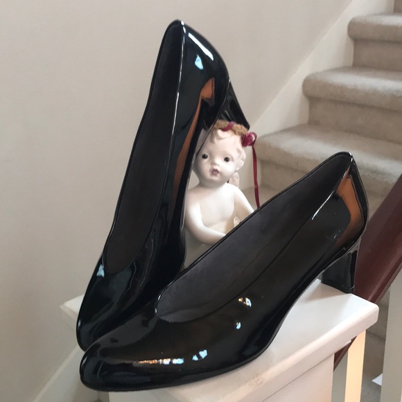 Stuart Weitzman round-toe pump, 2 3/4" covered heel. 9M Dust Bag-no box - Picture 2 of 14